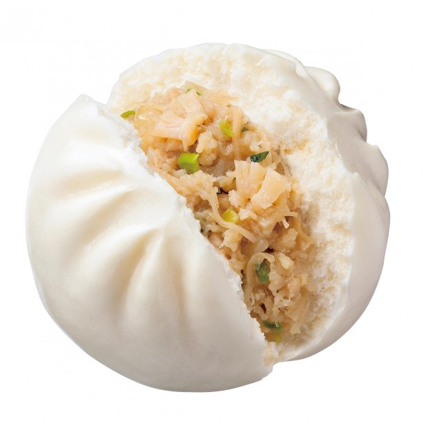 青森県産・北海道産のホタテを使用した｢特撰国産ホタテまん｣(350円)。タラのすり身と合わせ、ふっくらとした風味豊かな具に仕上がっている