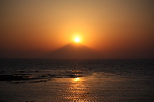 長者ヶ崎駐車場から望む夕日と富士山。まさに「絶景」のひと言