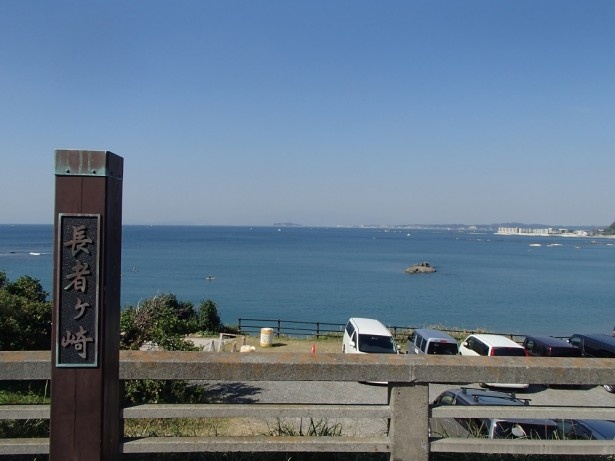 日中の長者ヶ崎駐車場からの眺め。空と海の青さが美しい