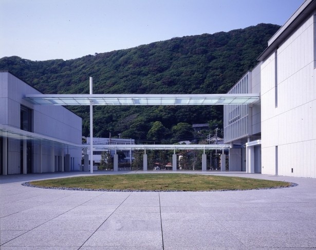 神奈川県立近代美術館 葉山館の中庭。無料で入場できる