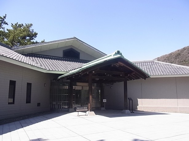 園内にある「葉山しおさい博物館」には、昭和天皇より下賜された標本やヨットなどを展示