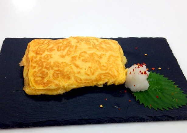 酒のつまみにもぴったりの「明太子オムレツ」(460円)。他にも一品料理を各種用意し、ラーメン店の枠にとらわれない魅力を追求していく