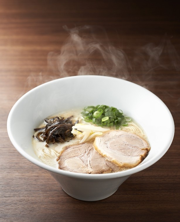 「白丸元味」(790円)は創業当時から引き継がれる原点の味。豊かで香り高いスープが博多らしいストレートの細麺にマッチする