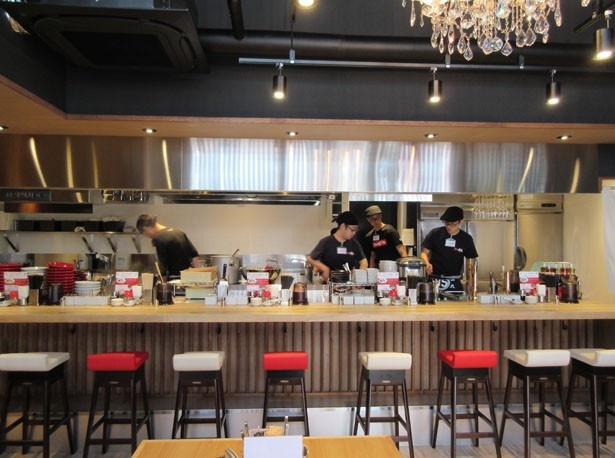 【写真を見る】店舗面積15坪とコンパクトながらスタイリッシュなデザイン。女性1人でも入りやすい