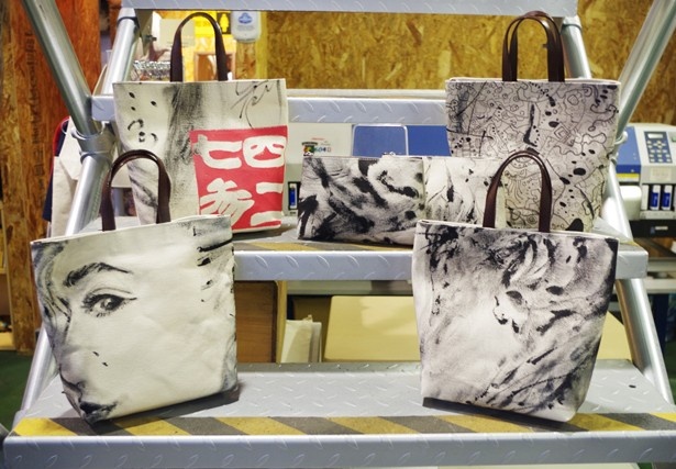 【写真を見る】「1＋4hands～wear where?～」で作られたバッグ。「アート手提げバッグ」(1万円)は限定5点、「アートポーチ」(3000円)は限定4点なのでお早めに