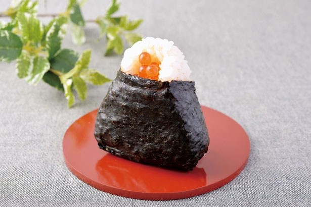 「新潟コシヒカリ てっぺん盛り鮭いくら」(248円)は、北海道産秋鮭を混ぜ込んだご飯に、北海道産イクラを合わせた贅沢なおにぎり