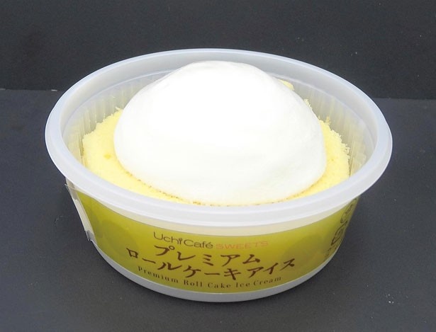 北海道産ビートグラニュー糖がクリーミーな風味を引き立てる「プレミアムロールケーキアイス」(195円)。北海道産小麦で作るしっとりとした生地もポイント！