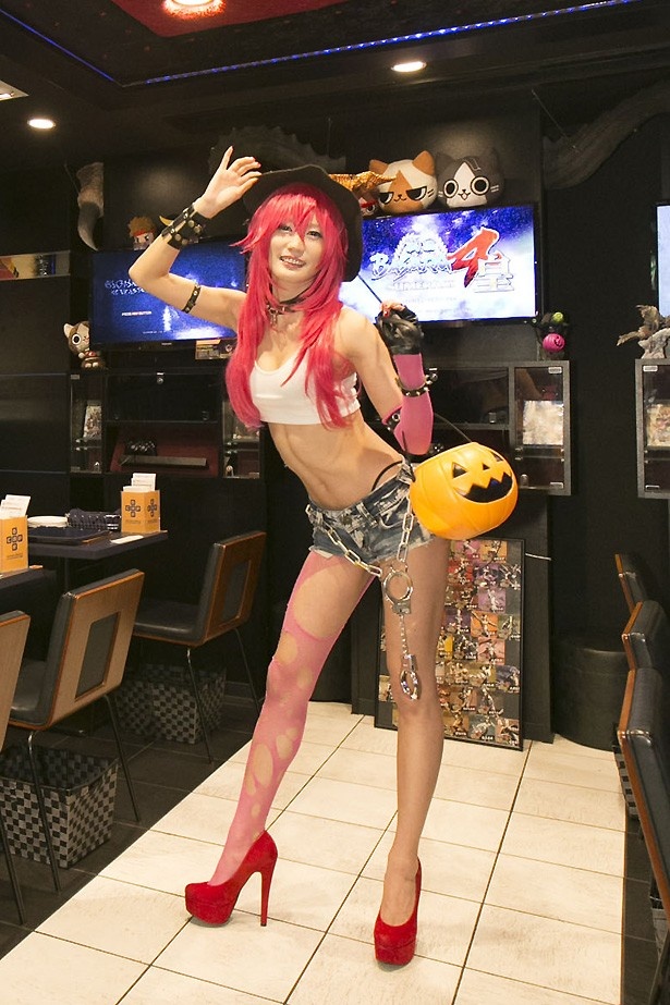 【写真を見る】露出度高めのセクシーなコスプレ美女が人気ゲームを満喫！