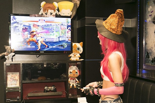 自らが扮するポイズンを操作して対戦中