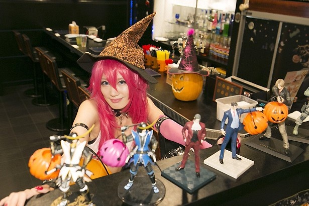 カプコンキャラクターのフィギュアと記念撮影