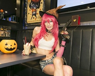 コスプレ美女×ゲーム！カプコンバーをセクシー探訪