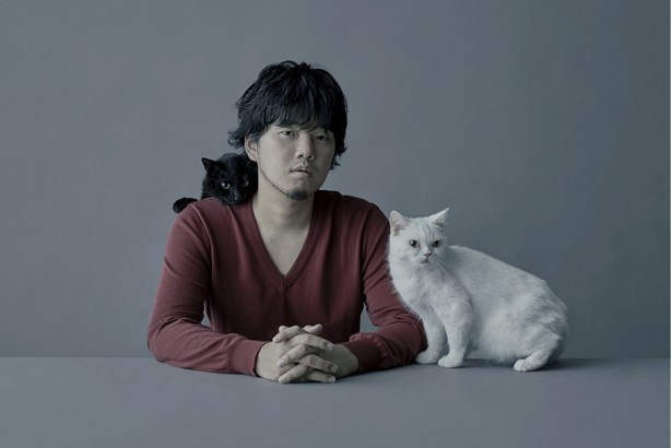 【写真を見る】強さを秘めた柔らかな歌声が特徴の秦基博