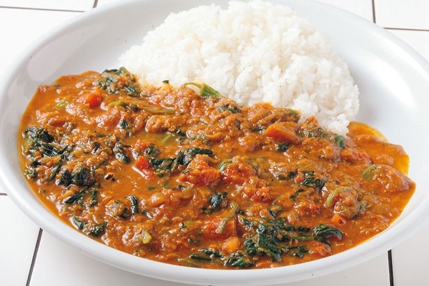 Curry House チリチリの「ミックスカレー(トマト・チーズ・ホウレン草)」(1100円)。カレーの辛味とトマトの酸味、チーズのコクが絶妙なハーモニーを奏でる