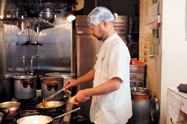 Curry House チリチリでは、注文を受けてからルーと具材をフライパンで振るうことで、風味豊かなアツアツのカレーに仕上げている