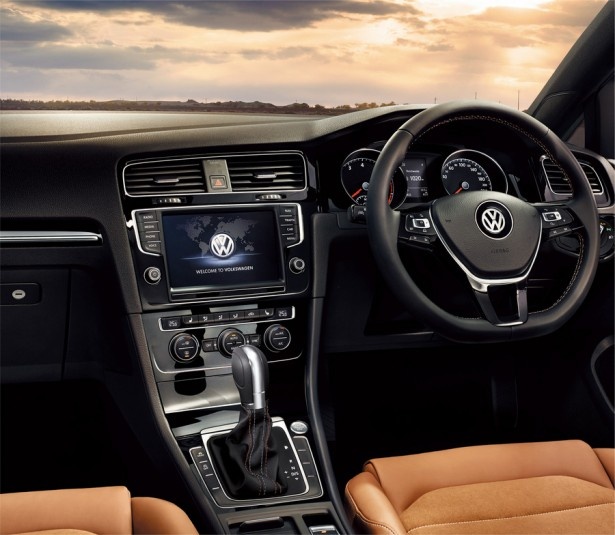 【写真を見る】落ち着いた雰囲気が漂う、Golf Milano Editonの運転席回り