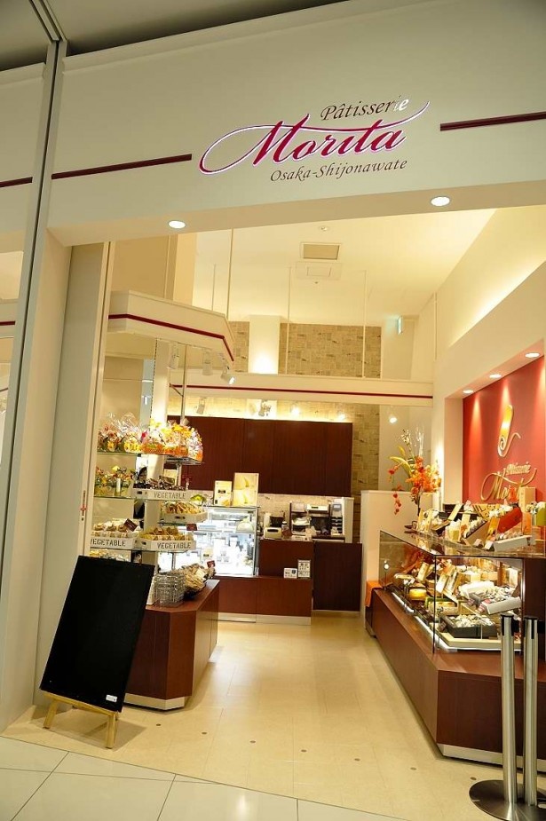  四条畷市民御用達の洋菓子店「パティスリー モリタ」も出店。楠公ロールや畷プリン、畷チーズスフレなど地元にちなんだスイーツが並ぶ