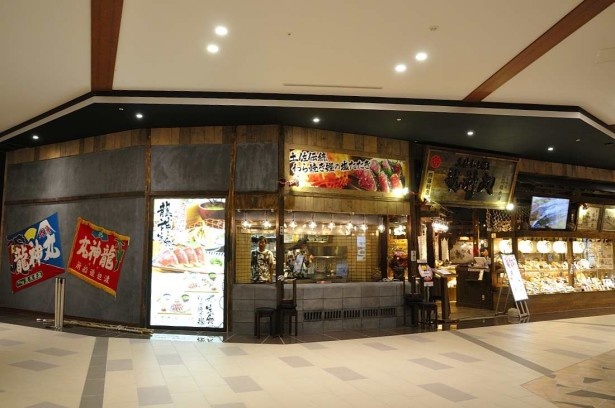 「森のレストラン」には19店舗が出店。近畿初出店の「土佐わら焼き 龍神丸」は大漁旗と大きな看板が目印