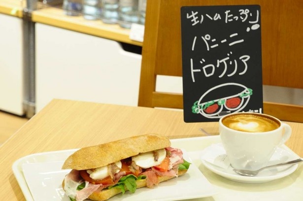 「イオンスタイル」内にはイートインができる輸入食品専門店、「ラ・ドロゲリア-イタリアン フード-」がある。店内で買ったワインを持ちこむこともできる