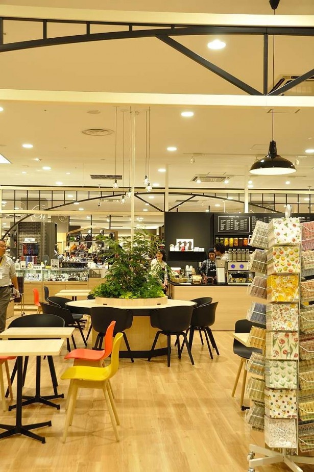 「イオンスタイル」2階のカフェ「FIKA TIME」。北欧風のインテリアで雑貨などのライフスタイルも提案する