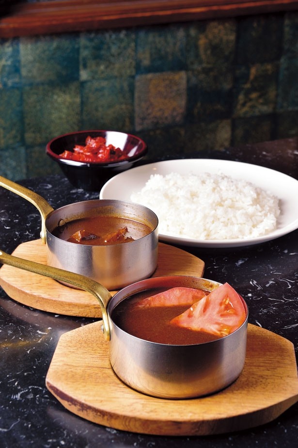 【写真を見る】先代の味を今に伝える、カレーの店ガンジー。「ビーフカレー」(中央・1020円)や「トマトとチーズのカレー」(手前・1020円)など、自慢のカレーが勢ぞろい！