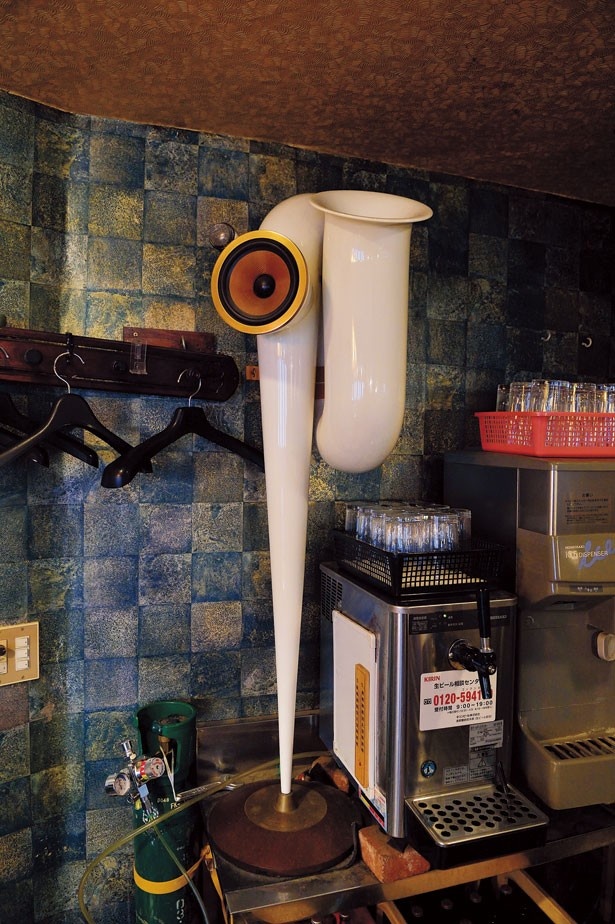 カレーの店ガンジーの店内には、音楽好きの先代がひと目ぼれしたという、アンティークのスピーカーも。生演奏のような音を響かせる