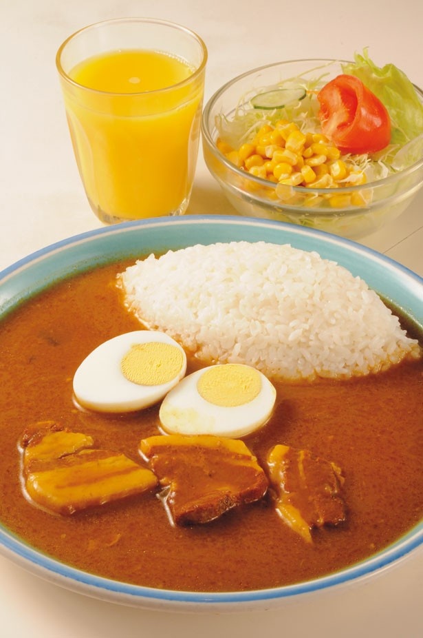 元祖サラサラカレーの店 モンスナックが提供する「玉子カレー」(700円)は、ゆで玉子か生卵を選択可能。お得なセットメニュー「サラダ＋ドリンク」(200円)もぜひ！