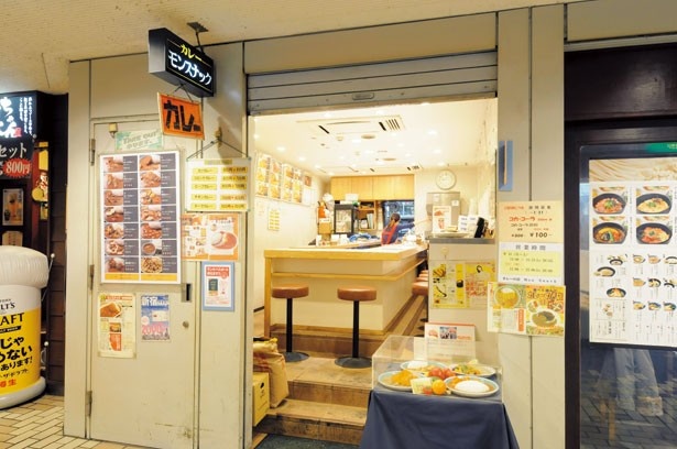 元祖サラサラカレーの店 モンスナックの外観。サービス品やお得な情報は、店頭の張り紙で確認しよう
