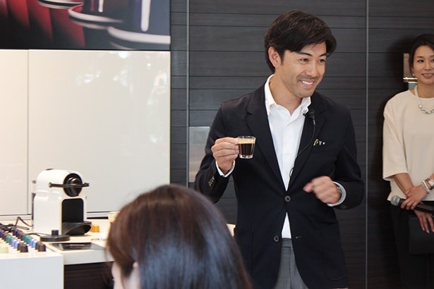 ソムリエの大越氏は、レストランのワイン選びだけでなく、食後のコーヒーもあわせてプロデュースする