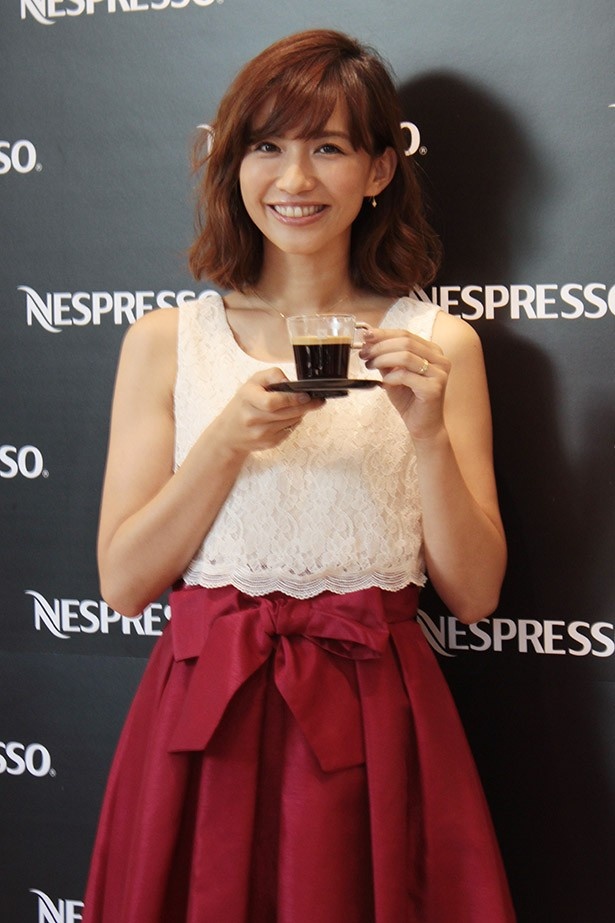 【写真を見る】コーヒーの愛飲家だという優木まおみ。「受験勉強のとき、母親が出してくれたコーヒーが忘れられない」と思い出を語った