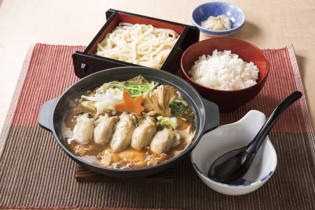 【写真を見る】｢牡蠣の味わい味噌仕立て鍋セット｣(税抜1249円)。濃厚な旨味の鍋がうどんにもご飯にもよく合い、食欲をそそられる
