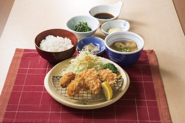 ｢牡蠣フライ(2個)＆ひれかつ膳｣(税抜1149円)。ジューシーに揚げたカキフライ、定番の柔らかヒレカツを盛り合わせ、お腹も満足