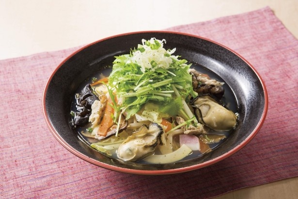 ｢牡蠣入り野菜たっぷりタンメンうどん｣(税抜899円)。具だくさんのスープにうどんがしっかり絡む
