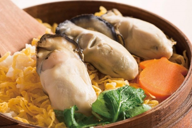 注文ごとに蒸し上げるアツアツのせいろ御飯。カキの風味を存分に味わえる