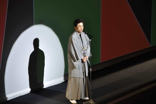 開演にあたり、挨拶する市川染五郎。「毎日遅くまで作業をしながらの日々だったので、ラスベガスではカジノには一度も行きませんでした」と語り、会場の笑いを誘った