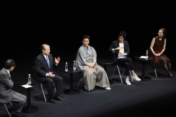 ラスベガス公演の特別映像上映後はトークセッションが行われた。(左から)いとうせいこう、岡崎哲也松竹常務、市川染五郎、猪子寿之氏、春香クリスティーン