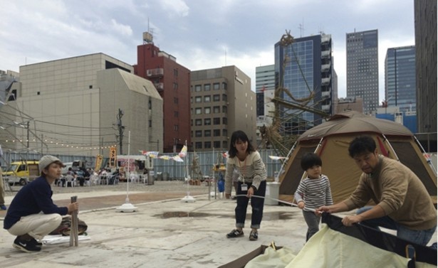 【写真を見る】ビル跡地にテントを張り、泊まるという非日常的体験ができる。画像は昨年開催時のもの