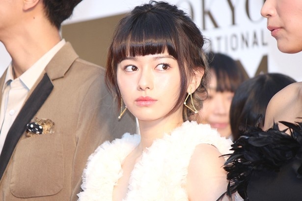 奇しくも島崎遥香とよく似た白いふわふわドレスで登場した山本舞香