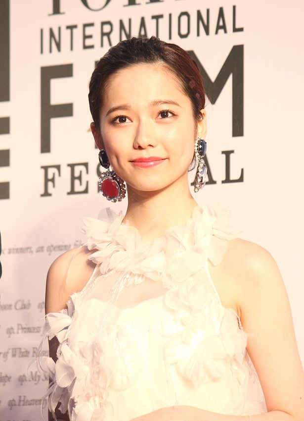 白い羽根ドレスに身を包んだ島崎遥香。普段より大人っぽい?