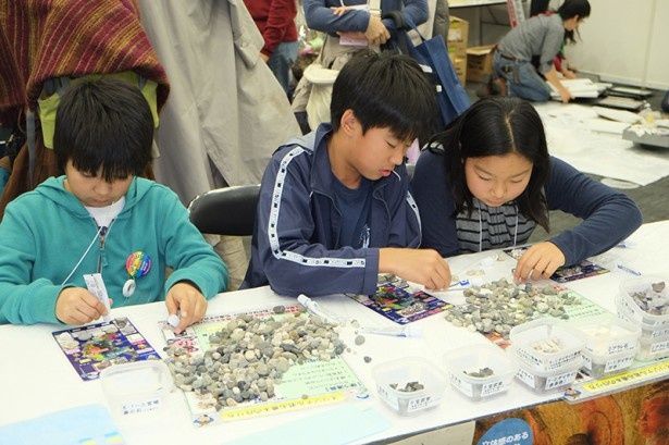 小学生も気軽に楽しく“科学”を体験できるさまざまなプログラムが開催