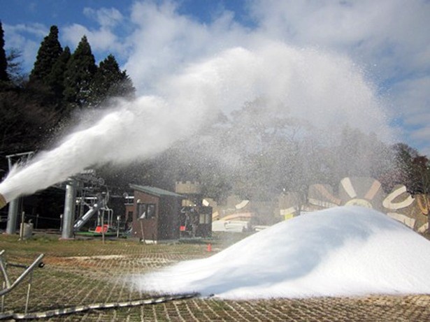 【写真を見る】オープンに向けて」いよいよ造雪が開始される