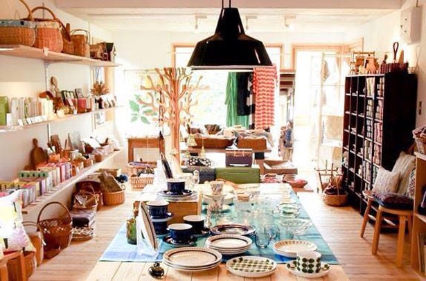 北欧、バルト三国のアンティーク陶器、手仕事の民芸品などを販売する札幌の雑貨店「presse」