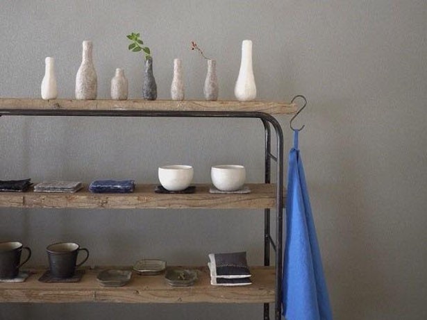 道内外作家の陶器、ガラス、木工作品のほか、オーナー自身が制作した布・羊毛製品の販売を行う「yukimichi」