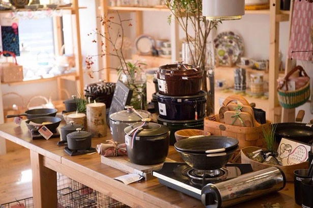 【写真を見る】北欧雑貨・食器や世界中から集められた生活道具の他、コーヒー、植物、クリエイター作品など扱う「SUU」