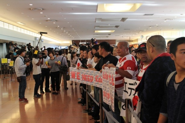 羽田空港ではファンからの熱烈な歓迎を受けた