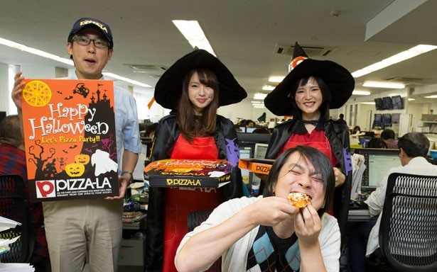 具だくさんなピザをがぶり！ちょうど昼時ということもあり、各所から喜びの声が上がった