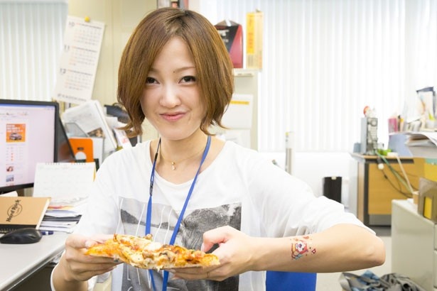 「かわいくて剥がすのがもったいない！」と編集部員。ハロウィン気分も自然と高まる！