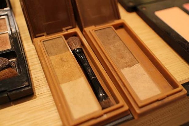 まだまだ流行中の太眉はパウダーを使って。目頭に薄い色をのせる