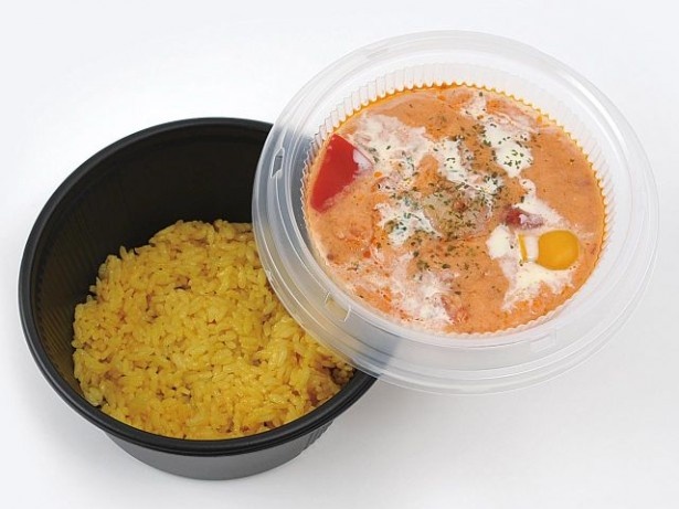 【写真を見る】手軽に本格スープを味わえる！「海老のビスクスープごはん」(398円)は濃厚なエビのうま味とトマトの酸味がマッチした本格派