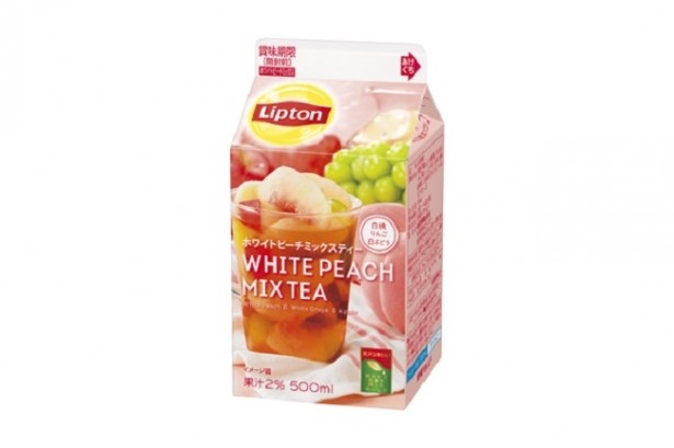 「リプトン　ホワイトピーチミックスティー」（希望小売価格・税抜109円）は、白桃、りんご、白ぶどうの3種類のフルーツの美味しさを詰め込んだとろける甘さのフルーツティー