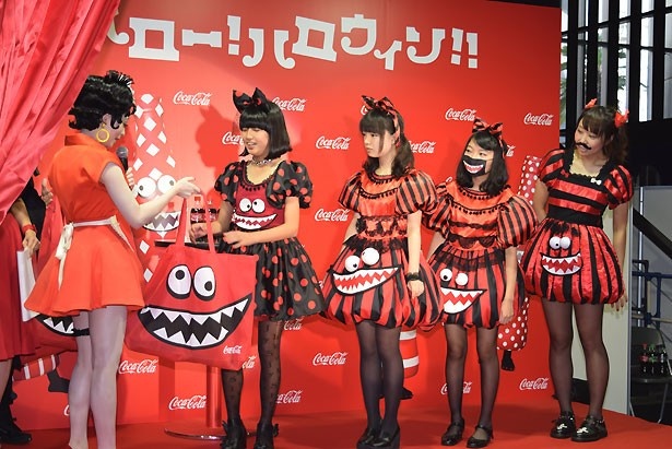 本人からオリジナルバッグを手渡されるサプライズもあり